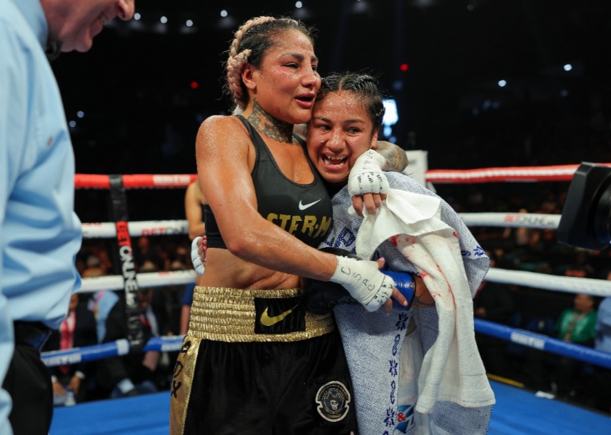 EN CALIFORNIA, ‘BARBY’ JUÁREZ Y MAYELI FLORES PROTAGONIZAN UNA PELEA DE ALARIDO 