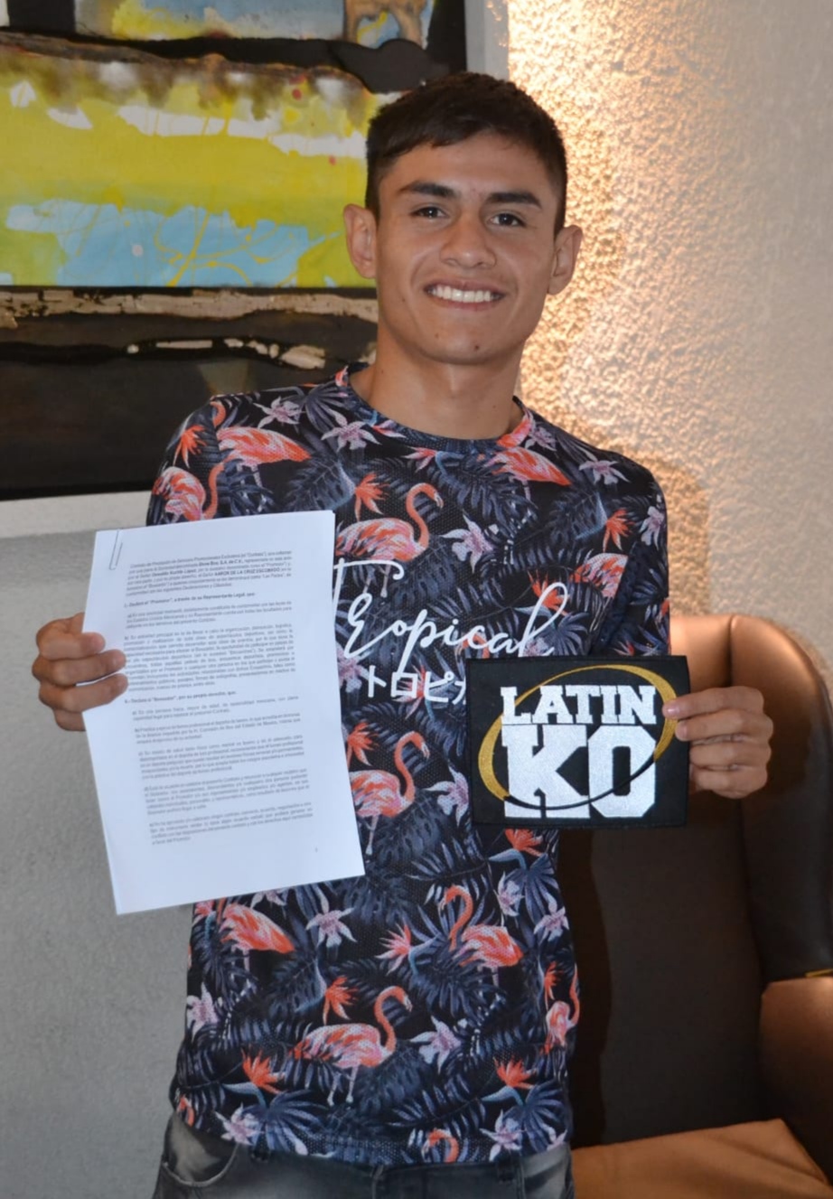 INVICTO AARÓN DE LA CRUZ FIRMA CONTRATO MULTUANUAL CON LATIN KO PROMOTIONS